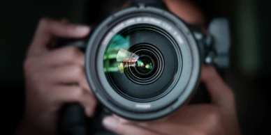 Stres przed obiektywem – jak się rozluźnić podczas pierwszej sesji w studio?