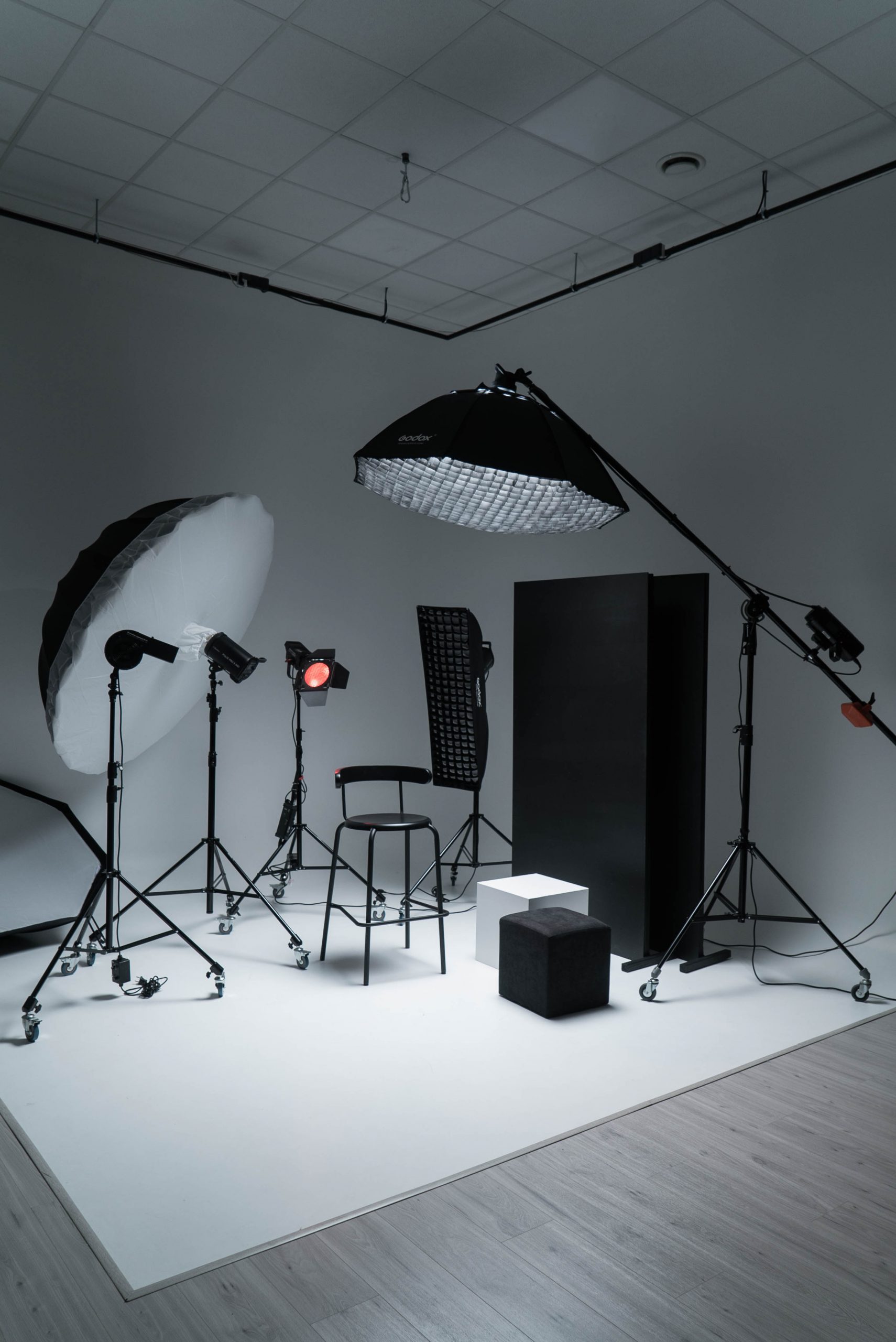 Wyposażenie studia fotograficznego: Duży zestaw oświetleniowy na cykloramie: lampy, statywy, blenda, grid