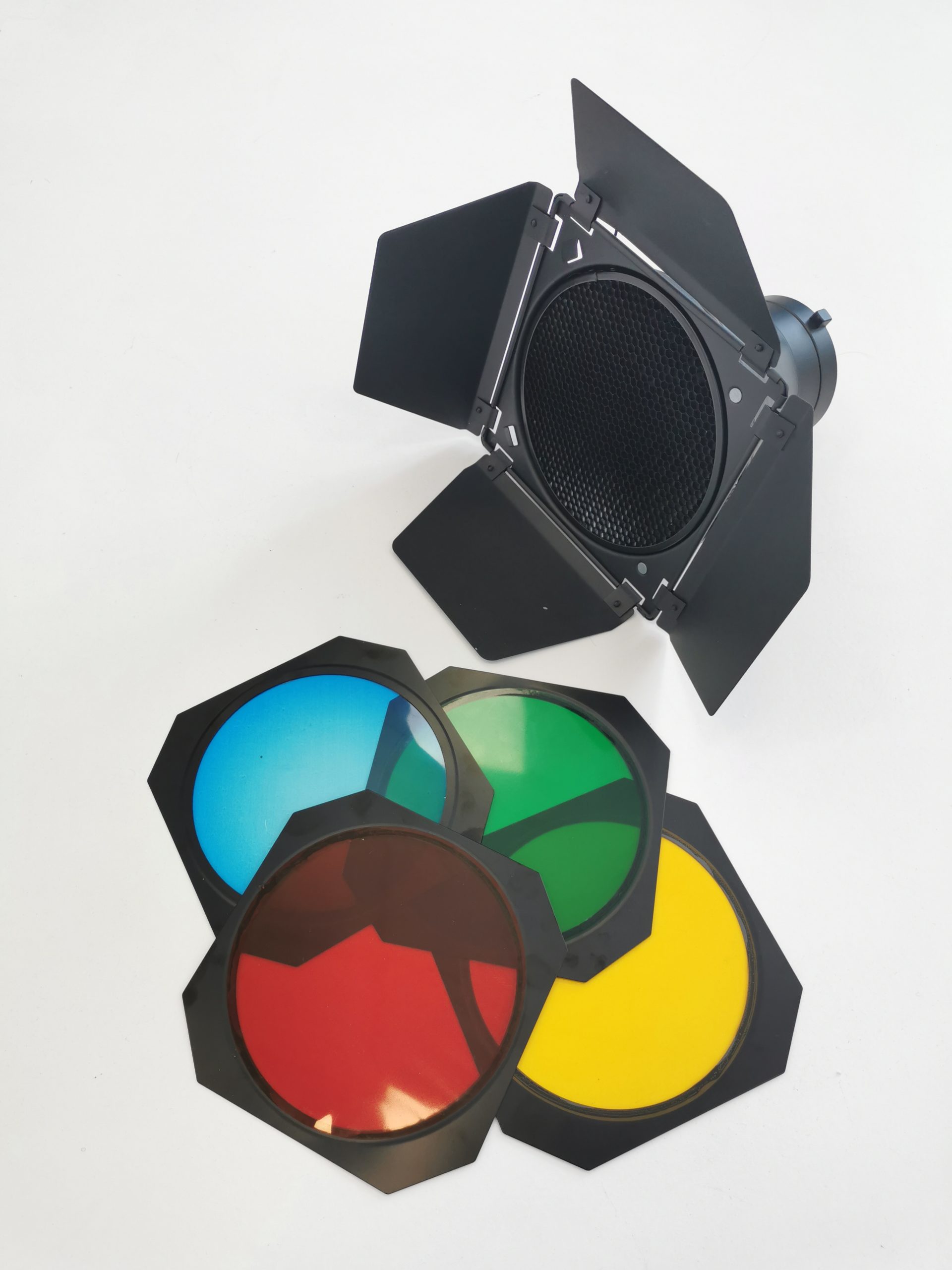 Wrota dla lampy fotograficznej z kolorowymi filtrami: niebieski, zółty, czerwony i zielony