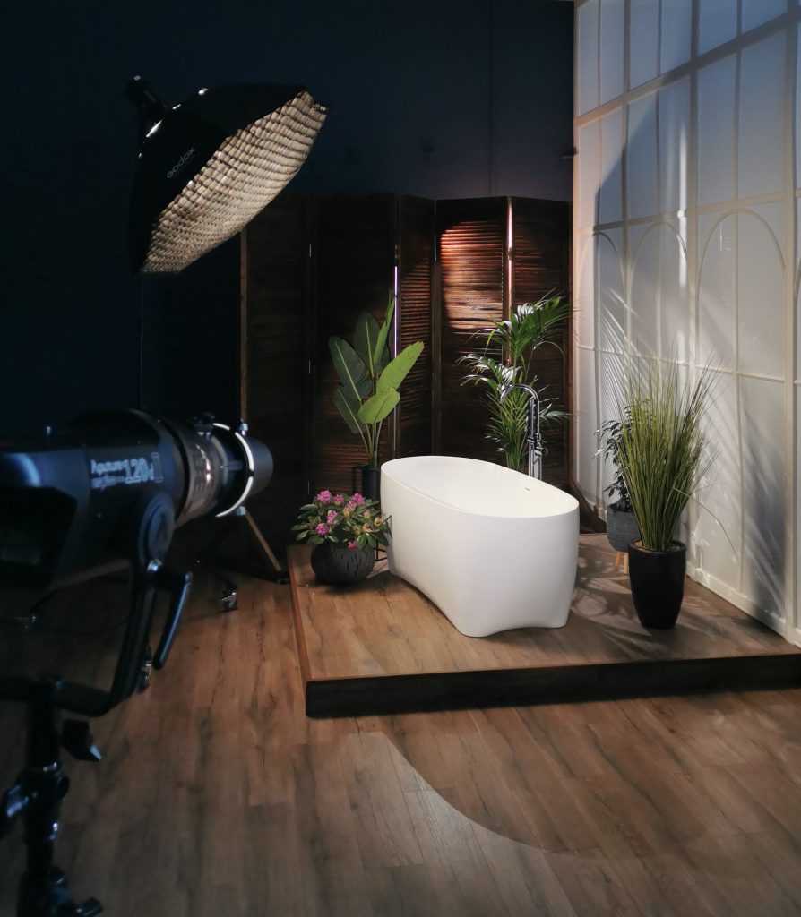 Wanna w studio fotograficznym oświetlona za pomocą lampy światła stałego i parasolką z gridem