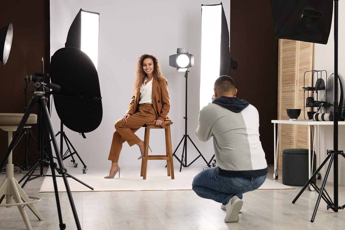 Studio fotograficzne vs. plener – co wybrać