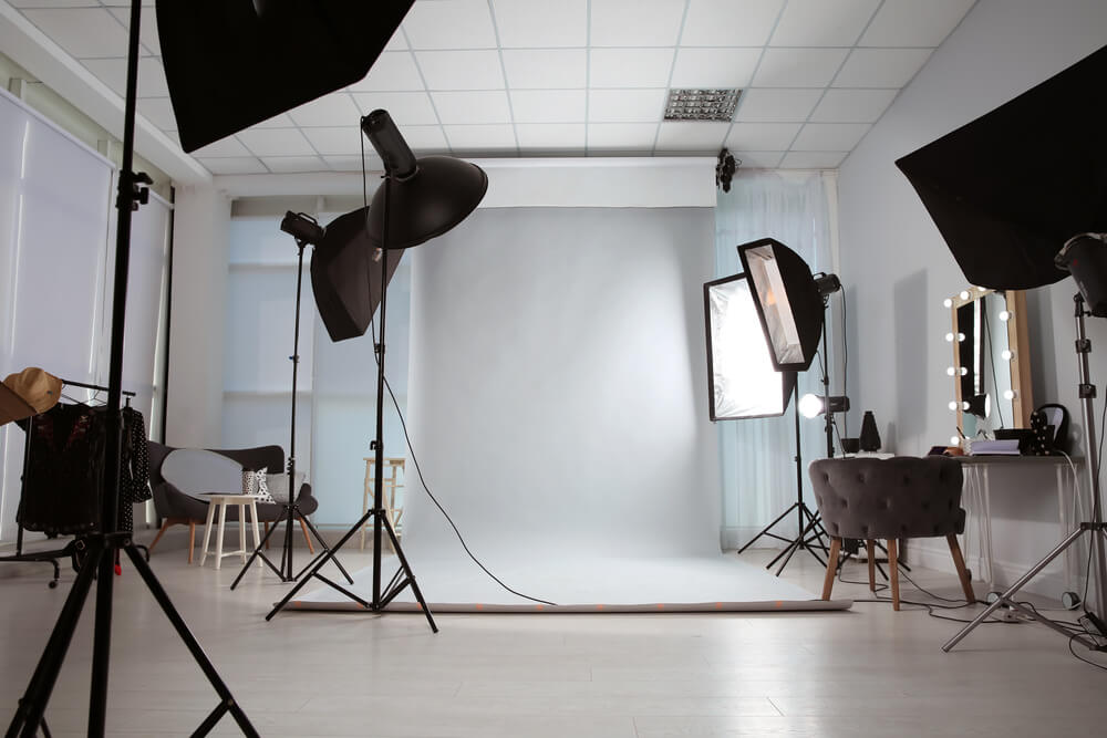 Zastanawiasz się, dlaczego warto inwestować w profesjonalne studio fotograficzne? Zapewnij sobie nieograniczone możliwości twórcze, wynajmując studio, które dostosowuje się do Twoich potrzeb. Odkryj zalety pracy w kontrolowanych warunkach, korzystając z wszechstronności aranżacji, prywatności i wsparcia technicznego. Dowiedz się, jak profesjonalne studio może stać się kluczem do Twojego rozwoju zawodowego jako fotografa.