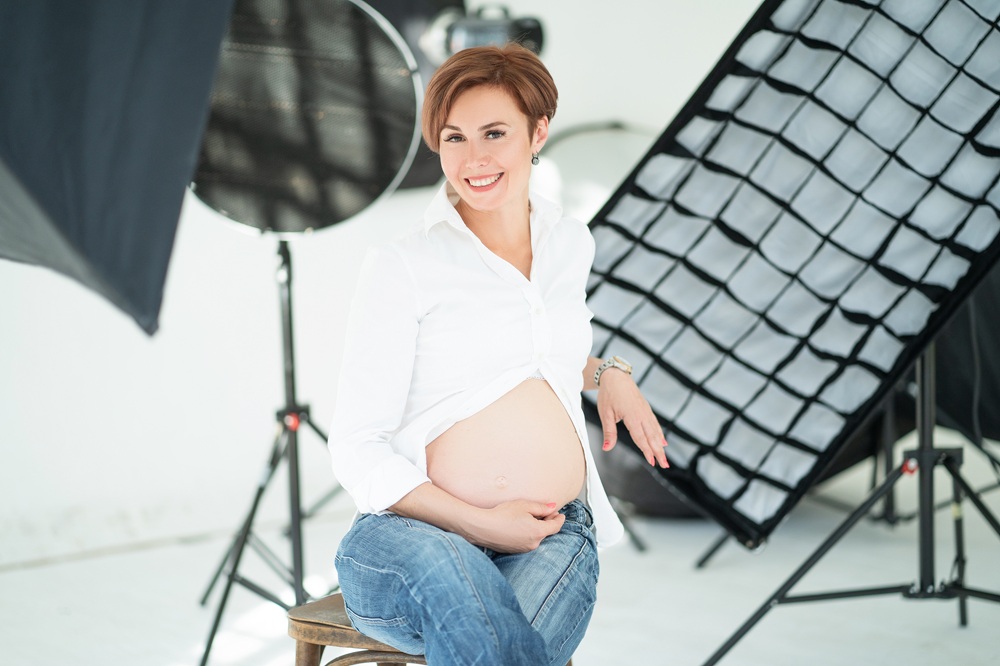 Sesja ciążowa w studio – sprawdzone pozy, oświetlenie i stylizacje.